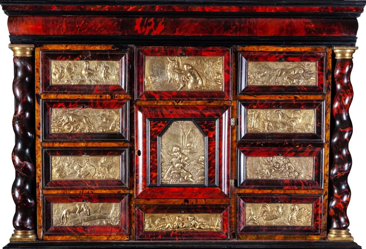 Pareja de escritorios o bargueños de madera ebonizada y carey con placas de bronce dorado y cincelado, Amberes S.XVII<br/>91 x 42 x 115 cm<br/>90 x 45 x 123 cm mesa<br/>15....