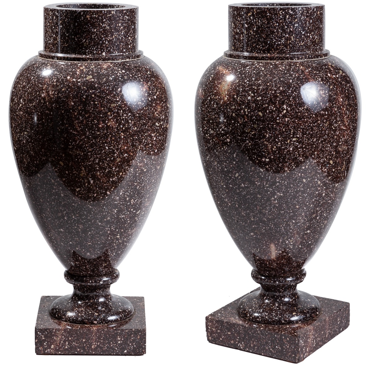 A pair of Swedish porphyry urns, Blyberg, First half of 19th Century. Adapted as table lamps. Damages<br/>39 cm<br/>5.000 - 6.000 €